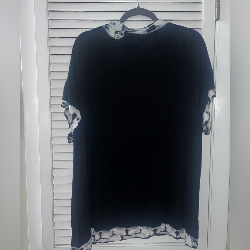 Chic Black and White Top - Picture 2 of 2